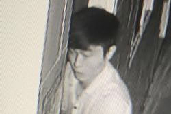 Công bố hình ảnh nghi phạm đe dọa nhân viên, cướp ngân hàng táo tợn ở Bình Dương