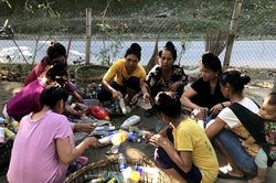Phụ nữ Mường Chà chống rác thải nhựa, bảo vệ môi trường