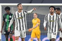 Ronaldo san bằng kỉ lục của Messi, săp đuổi kịp Vua bóng đá Pele