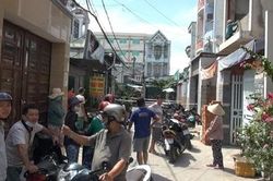 Người đàn ông bị đâm chạy vào nhà dân gục xuống tử vong