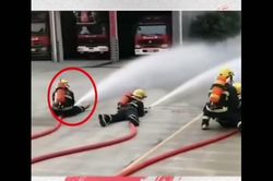 Vòi nước quá mạnh kéo tuột chàng lính cứu hỏa