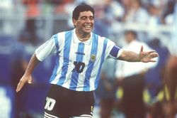 Những hình ảnh đáng nhớ nhất sự nghiệp 'Cậu bé vàng' Maradona