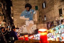 Người hâm mộ tưởng nhớ Maradona
