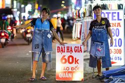 Cửa hàng đua đại hạ giá trước Black Friday, khách vẫn không đoái hoài