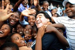 Sự nghiệp lẫy lừng và đời tư tranh cãi của Diego Maradona