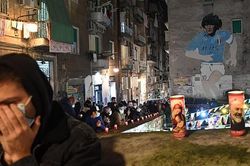 Người dân Napoli tiều tụy, bước đi vô hồn khi nghe tin Maradona qua đời