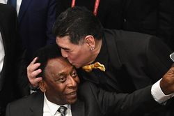 Pelé, Ronaldo và Messi nuối tiếc sự ra đi của Maradona