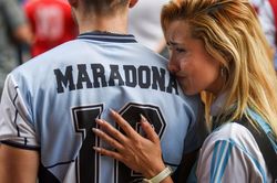 Người hâm mộ khắp thế giới tiếc thương Maradona