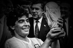 Dấu hiệu bệnh tim khiến huyền thoại bóng đá Maradona đột ngột qua đời