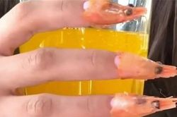 'Rùng mình' các kiểu móng tay kỳ dị từ đầu tôm, con kiến