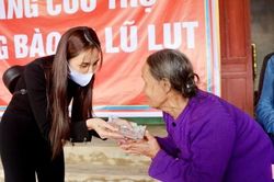Hồng Quế nghi ngờ tính minh bạch của sao kê, Thủy Tiên đáp trả cực gắt