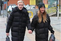 Tiền vệ Van de Beek cùng bạn gái mặc áo đôi, sắm quà Giáng sinh sớm