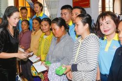 NSƯT Trịnh Kim Chi về miền Trung giúp đỡ bà con vùng lũ