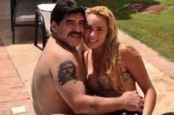 Nhan sắc nóng bỏng của bóng hồng từng khiến Maradona điêu đứng