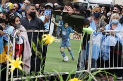Hàng nghìn người xếp hàng vào viếng Maradona