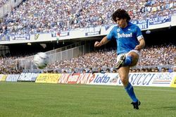 Napoli đổi tên sân để tưởng nhớ Maradona