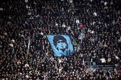 Argentina để quốc tang huyền thoại bóng đá Diego Maradona
