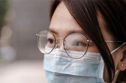 Cách đeo khẩu trang y tế không bị mờ kính khi đi đường