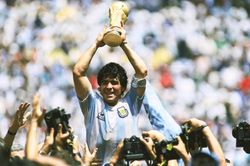 Vì sao Diego Maradona là huyền thoại độc nhất vô nhị của bóng đá?