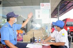 Làm gì để phụ nữ và trẻ em giảm tỉ lệ hút thuốc lá thụ động ở nơi công cộng?