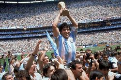 Huyền thoại bóng đá Diego Maradona qua đời ở tuổi 60