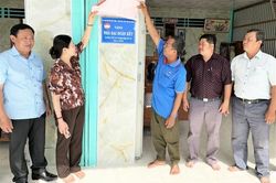 Ủy ban Trung ương MTTQVN và Cụm UBMTTQVN các tỉnh Nam sông Hậu trao 30 căn nhà Đại đoàn kết tại TX. Tân Châu, huyện An Phú, Châu Phú