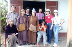 Hỗ trợ người dân huyện Triệu Phong khắc phục hậu quả lũ lụt