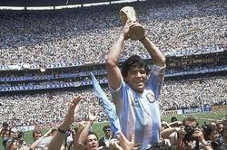 Huyền thoại bóng đá Diego Maradona qua đời