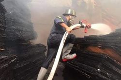 Cháy lớn tại công ty ván ép ở Bình Dương