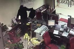 Truy tìm kẻ bịt mặt vào ngân hàng hô to: 'Lựu đạn đây, tiền để đâu?'