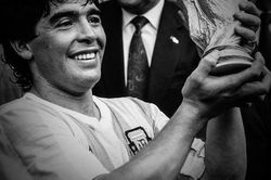 'Đỉnh cao' và 'vực sâu' của Maradona