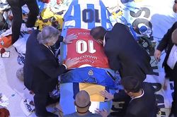 Tổng thống Argentina đặt áo số 10 lên quan tài của Maradona
