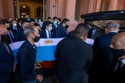 Lễ viếng Maradona kết thúc sớm để tránh hỗn loạn