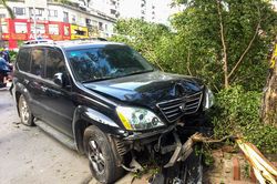 Xe Lexus nổ lốp sau vụ tai nạn ở Hà Nội