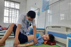 Chủ quán bánh xèo đánh đập cháu bé ở Bắc Ninh: Xâm phạm nghiêm trọng quyền trẻ em