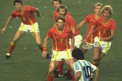 Phía sau bức ảnh lột tả sự vĩ đại của Diego Maradona