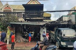 Căn nhà 2 tầng cháy dữ dội lúc rạng sáng nghi do tàn thuốc lá