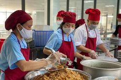 Sau bữa ăn có giòi, Hà Nội yêu cầu các trường học rà soát quy trình an toàn thực phẩm