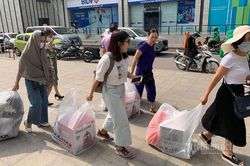 Chị em lập đội săn sale Black Friday, khuân cả siêu thị về nhà
