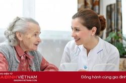 Tại sao mùi cơ thể thay đổi khi già đi?
