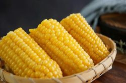 Chỉ luộc ngô với nước thật thiếu sót, thêm 4 thứ nữa ngô ngọt, thơm hơn bán ngoài đường.