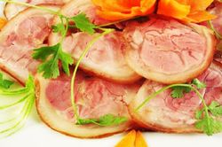 Thịt chân giò hấp muối tiêu, riềng sả ngon đơn giản