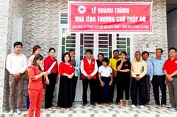Trao nhà tình thương Chữ thập đỏ cho hộ đồng bào dân tộc thiểu số