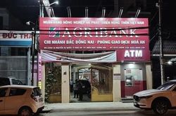 Truy bắt thanh niên bịt mặt xông vào ngân hàng đe dọa cướp tiền