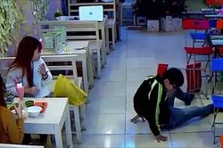 Clip: Mất mặt với gái xinh vì cú ngã trời giáng
