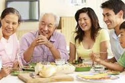 Cụ ông bị cả nhà phản ứng vì gọi vợ yêu - Chuyên gia nói tuổi nào thì không nên gọi anh em, vợ yêu, chồng yêu?
