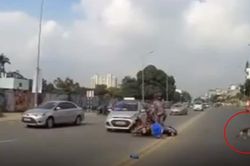 Xe máy nằm 'ngửa bụng' sau va chạm với taxi, người đàn ông cuống cuồng chạy theo chó cưng để bạn gái nằm dưới đường gây xôn xao