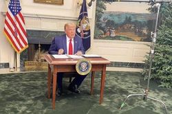 Tổng thống Trump gặp chuyện oái oăm: Họp báo ở Nhà Trắng mà ai cũng chỉ chú ý đến cái bàn