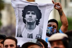 Bác sĩ riêng không nhắc tên Maradona lúc gọi 911