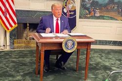 Ông Trump bị cười nhạo vì dùng chiếc bàn tí hon
